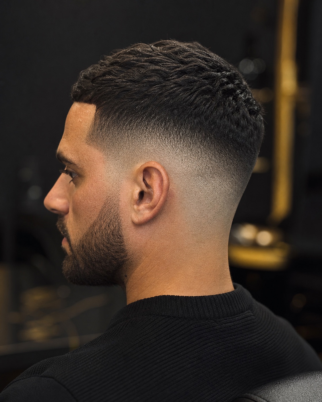 Fade curto com transição limpa e barba alinhada